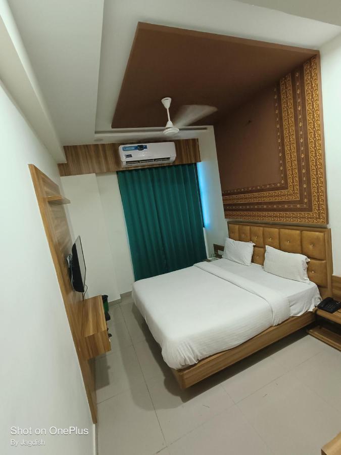 Hotel Asopalav Gandhinagar Bagian luar foto