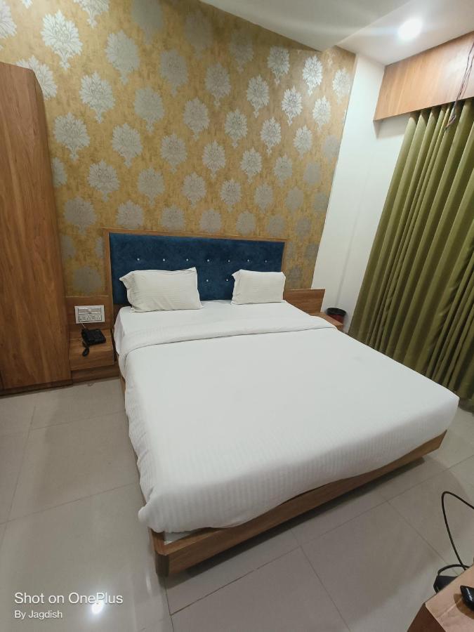 Hotel Asopalav Gandhinagar Bagian luar foto